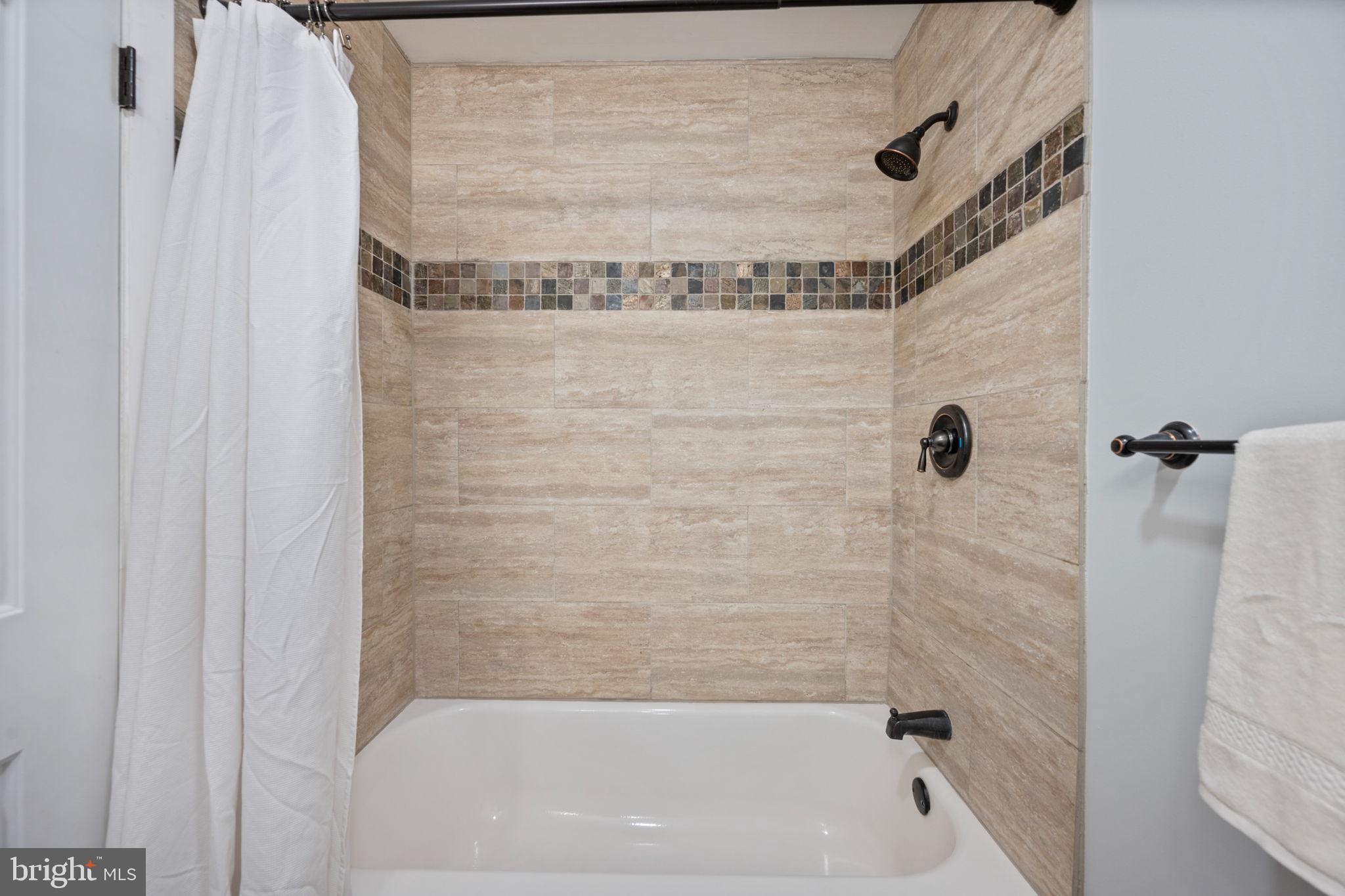 645 Ridgefield Court Glen Burnie, MD 21061 - Photo 32 of 62 a bathroom with a bathtub