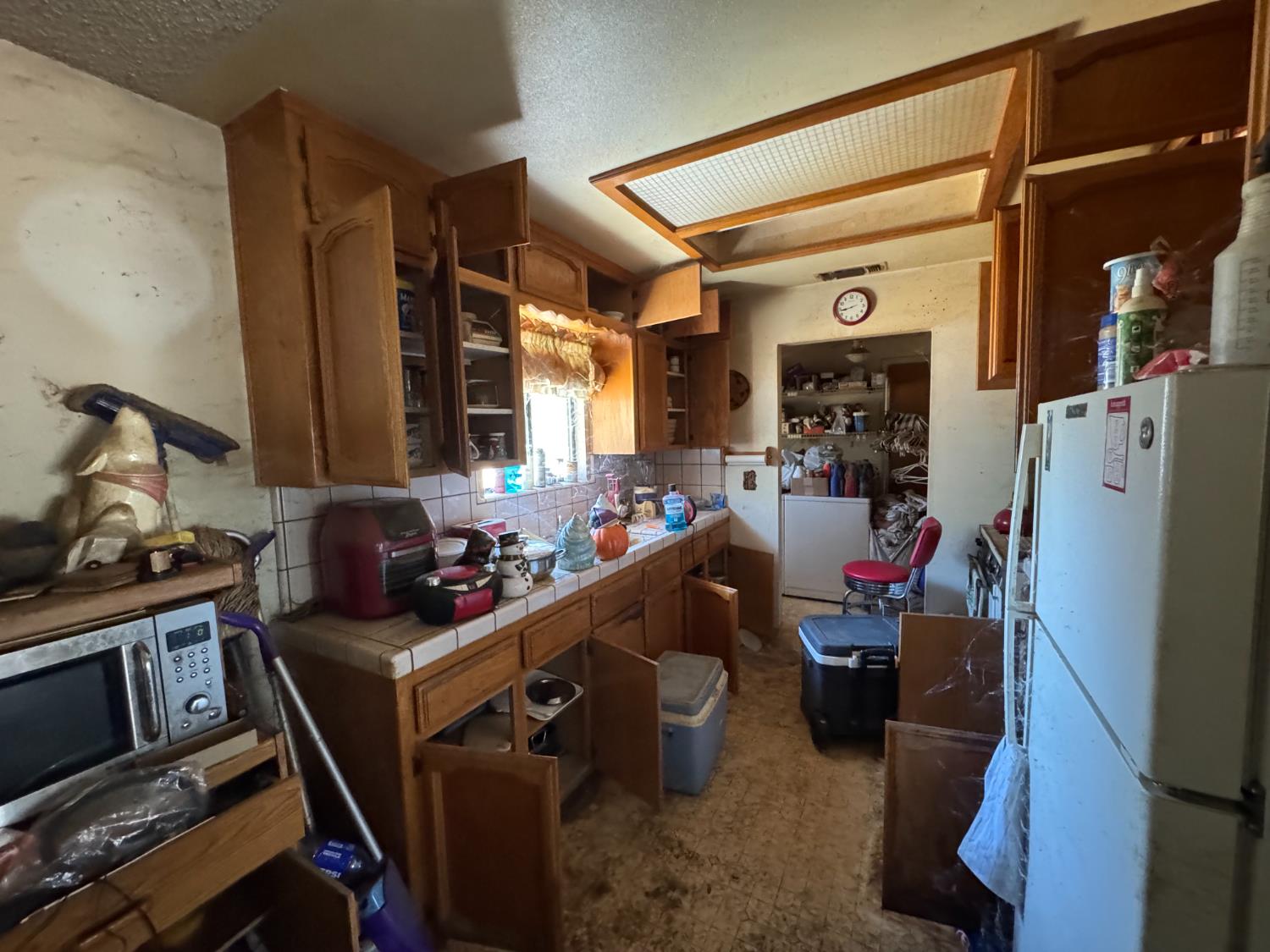 37307 Mistletoe Road Squaw Valley, CA 93675 - Photo 11 of 13 a room with furniture a washer and dryer