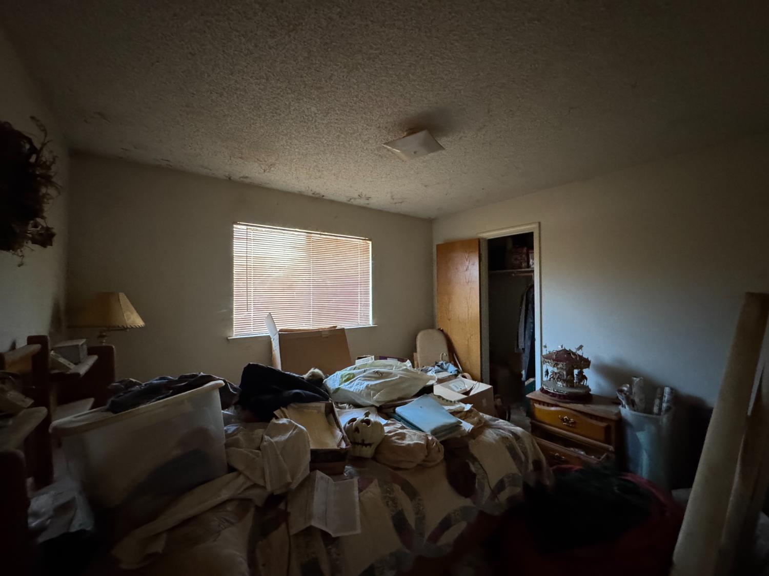 37307 Mistletoe Road Squaw Valley, CA 93675 - Photo 6 of 13 a room with furniture and a window