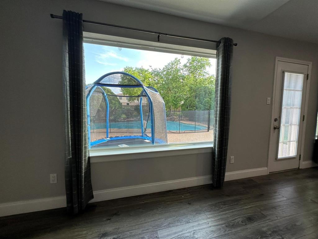 927 South Riverside Drive Grapevine, TX 76051 - Photo 7 of 17