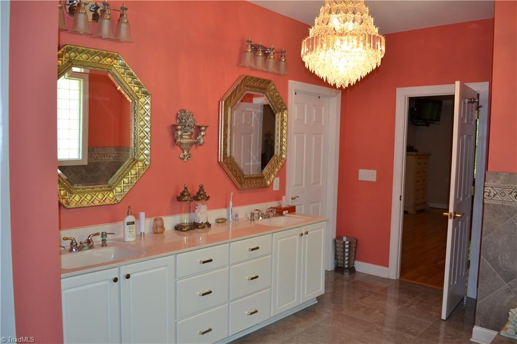 820 Scout Road Lexington, NC 27292 - Photo 13 of 30 Master bath