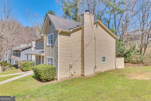 a view of a house with a yard