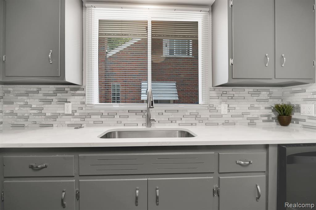 1843 Newcastle Road Grosse Pointe, MI 48236 - Photo 14 of 29