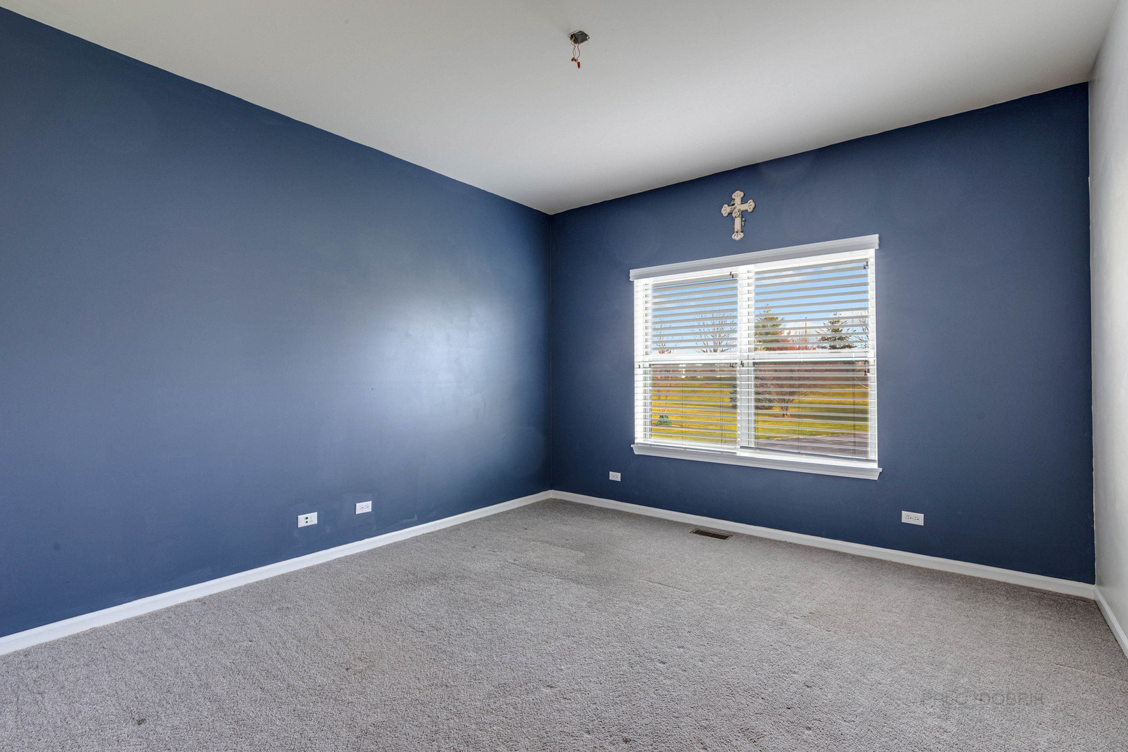 2479 Downing Court Gurnee, IL 60031 - Photo 10 of 21 a view of an empty room with a window