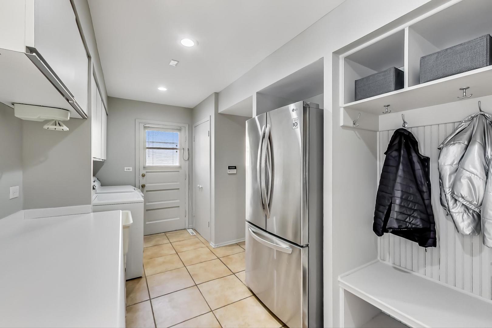1846 Smith Road Northbrook, IL 60062 - Photo 20 of 58 a bathroom with a shower and a sink
