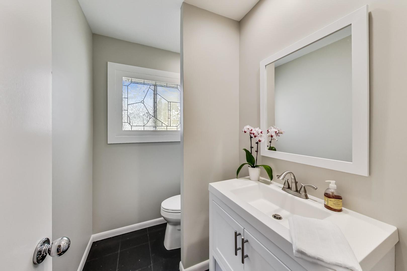 1846 Smith Road Northbrook, IL 60062 - Photo 22 of 58 a bathroom with a toilet sink and mirror