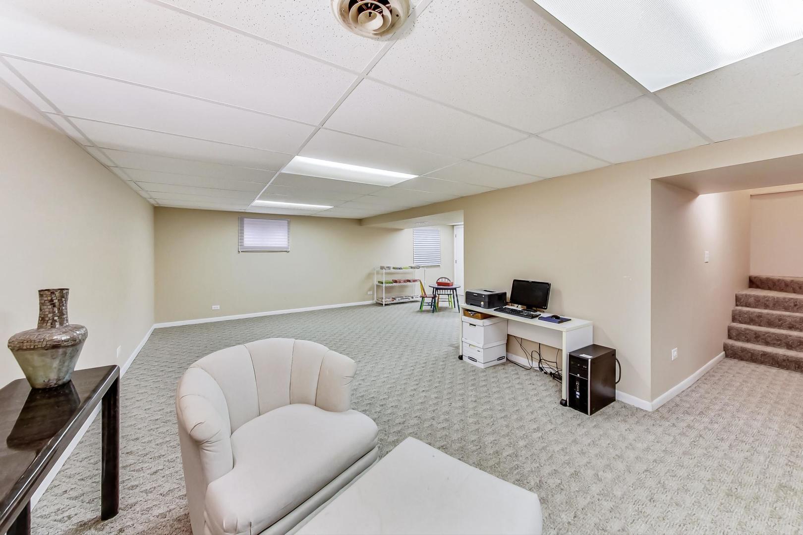1846 Smith Road Northbrook, IL 60062 - Photo 40 of 58 a living room with furniture