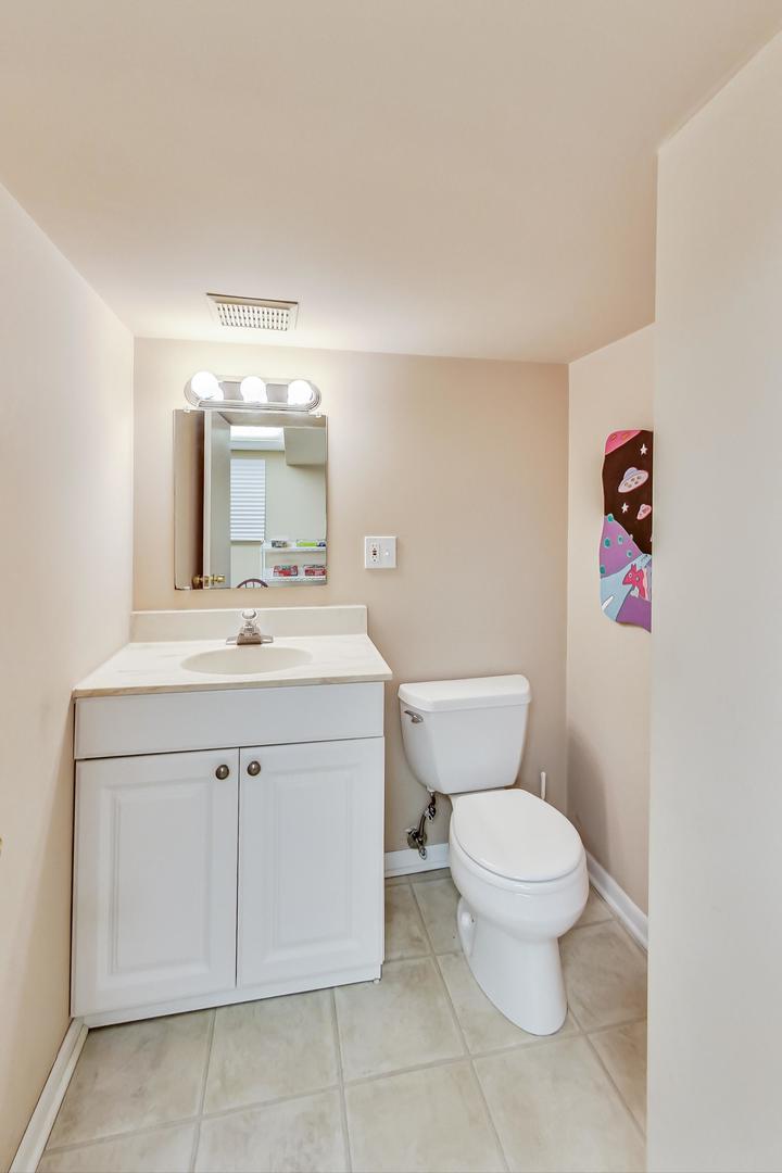 1846 Smith Road Northbrook, IL 60062 - Photo 45 of 58 a bathroom with a toilet sink and mirror