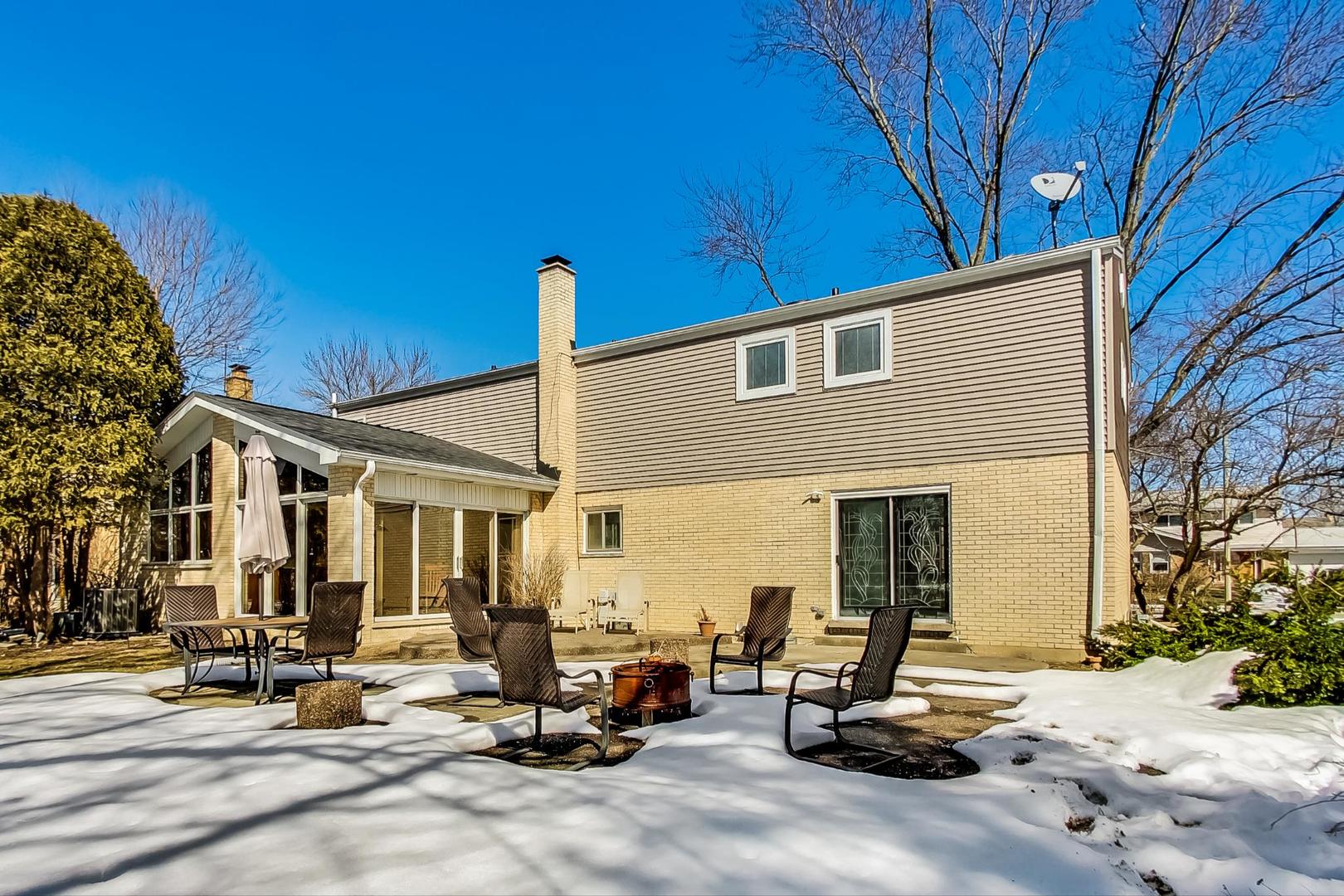 1846 Smith Road Northbrook, IL 60062 - Photo 48 of 58 a view of a house with sitting area and furniture