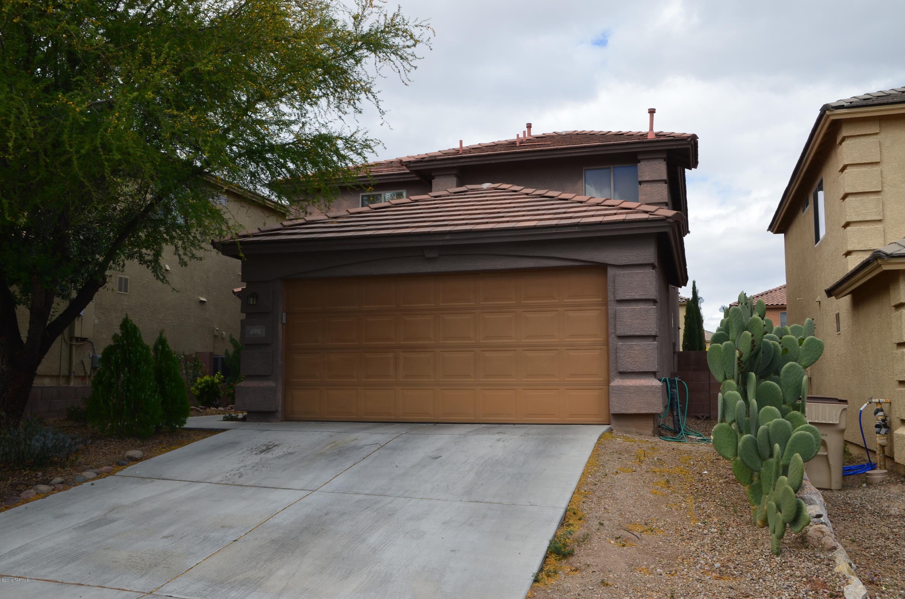698 West Ash Ridge Drive Green Valley, AZ 85614 - Photo 19 of 19 a small house with a outdoor space