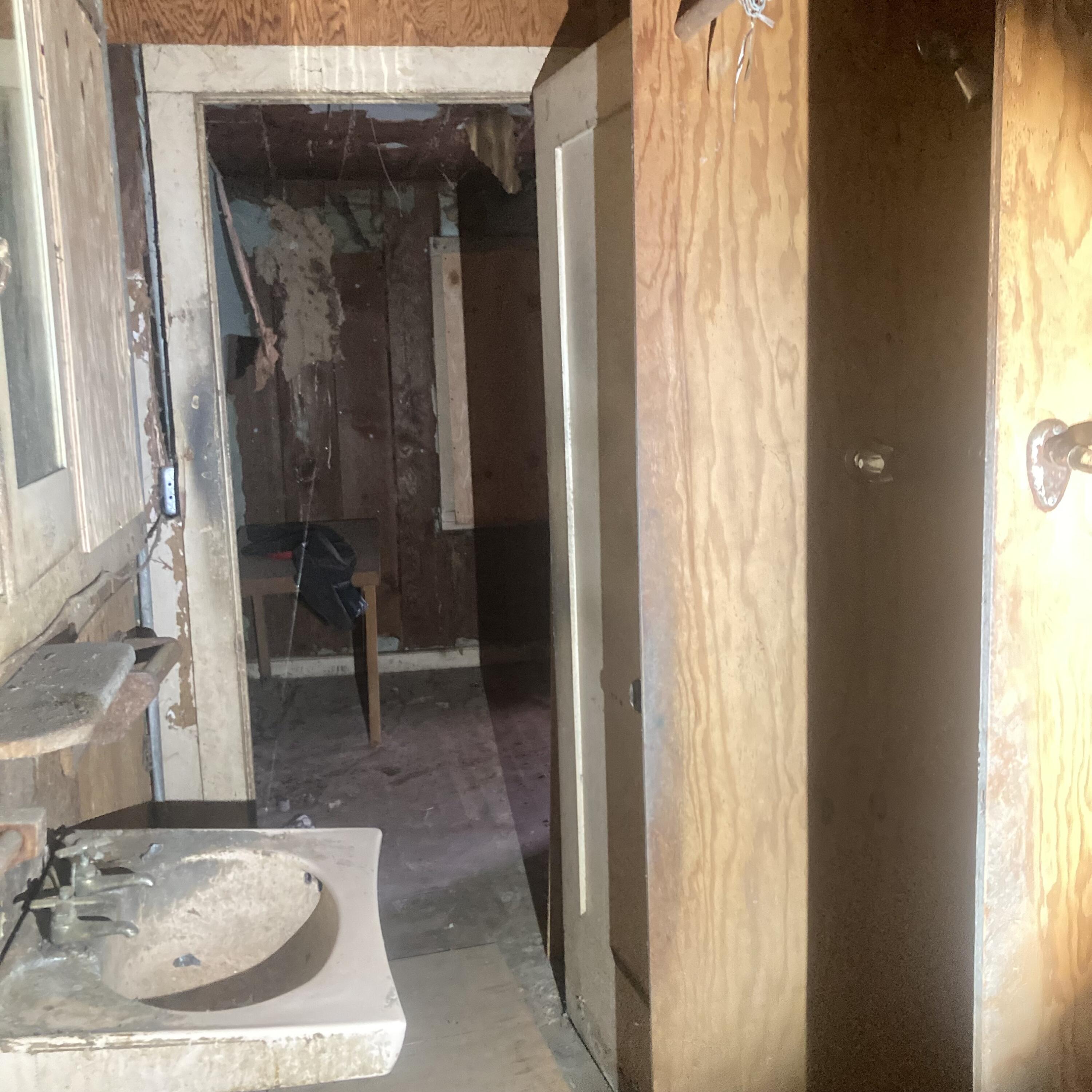 1012 Alphonse Street Santa Barbara, CA 93103 - Photo 5 of 12 Bathroom with shower stall