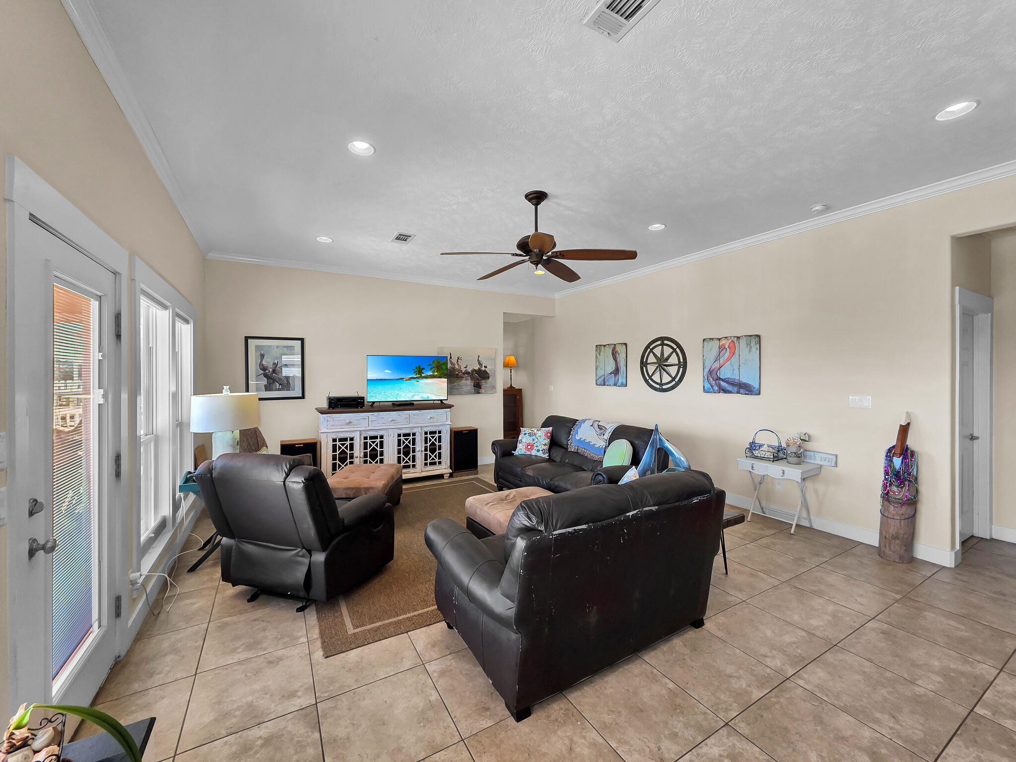 2383 Sandpiper Crystal Beach, TX 77650 - Photo 8 of 48 a living room with furniture and a window