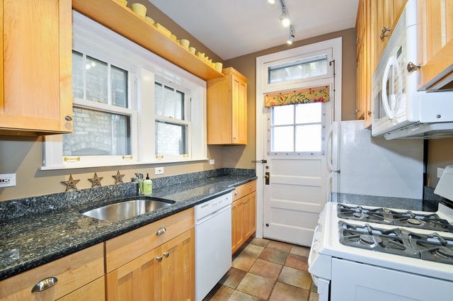 906 Dempster Street, Unit 2E Evanston, IL 60202 - Photo 4 of 8