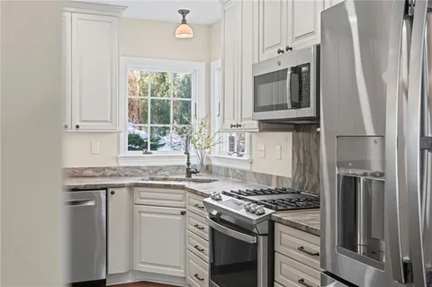 $600,000 | 112 Field Club Circle, McKees Rocks, PA 15136