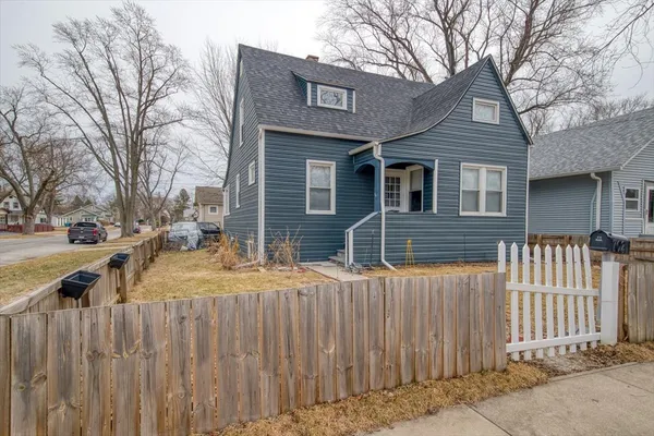 $1,900 | 702 Jackson Street, Aurora, IL 60505