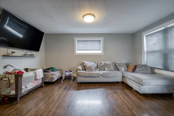 $1,900 | 702 Jackson Street, Aurora, IL 60505