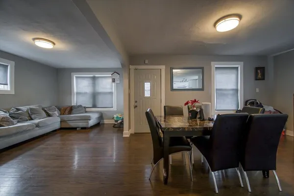 $1,900 | 702 Jackson Street, Aurora, IL 60505