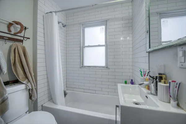 $1,900 | 702 Jackson Street, Aurora, IL 60505