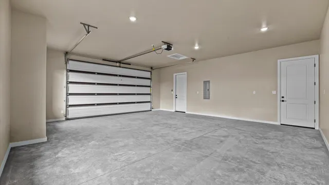 en empty room with windows and ceiling fan