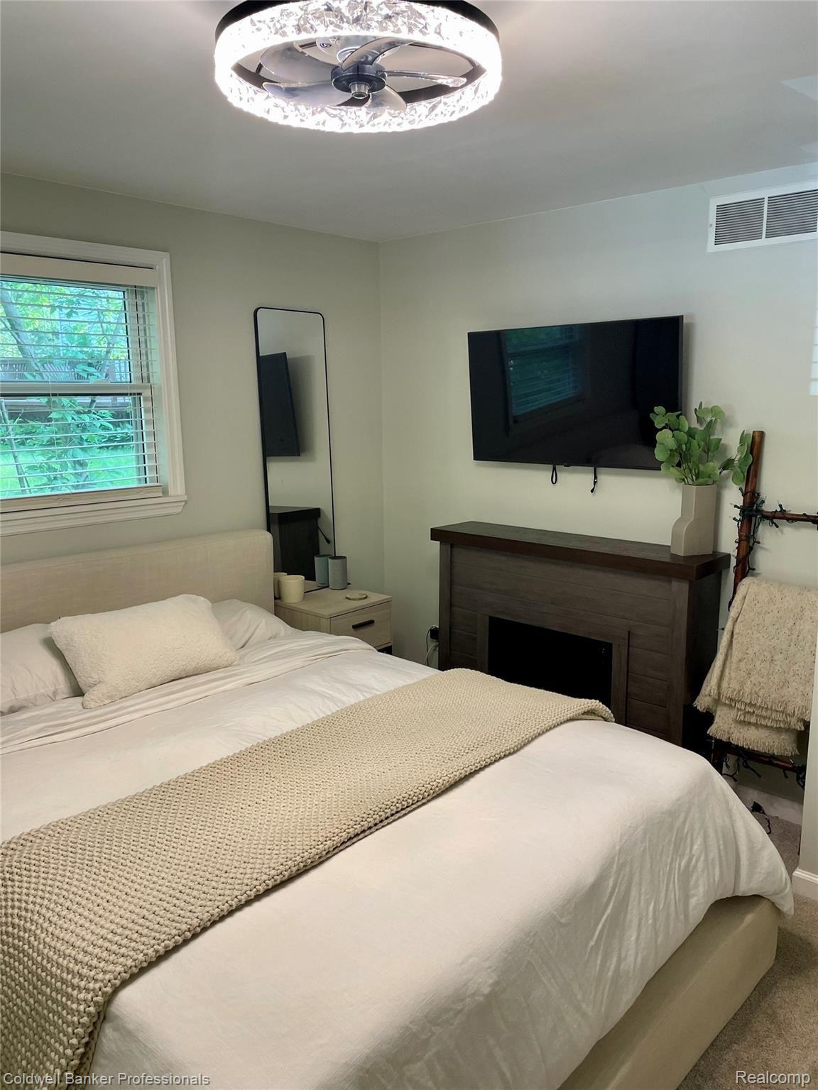 140 South Conklin Road Lake Orion, MI 48362 - Photo 12 of 18 Master Bedroom.jpg