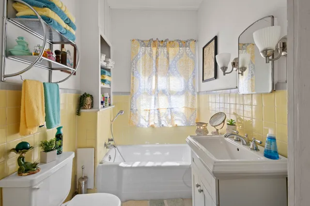 a view of a house with backyard and garden