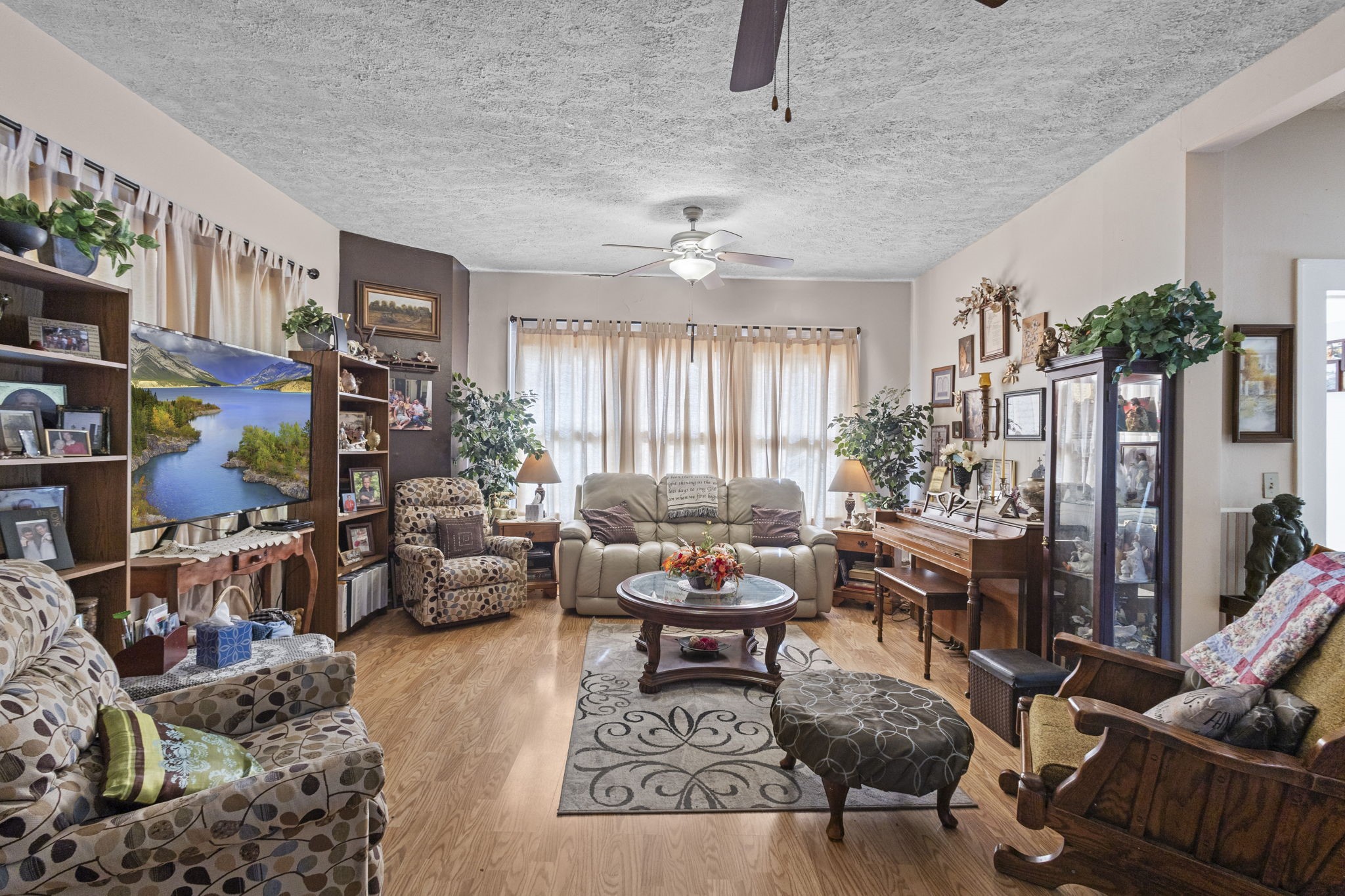 105 Mann Street Colmesneil, TX 75938 - Photo 19 of 40 a living room with furniture and a large window