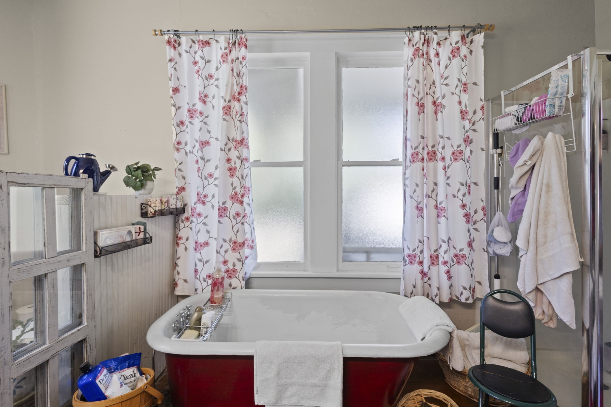 105 Mann Street Colmesneil, TX 75938 - Photo 21 of 40 a bath room with a sink and a chandelier