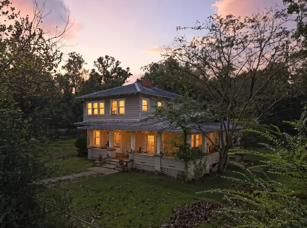 a view of a house with backyard and garden