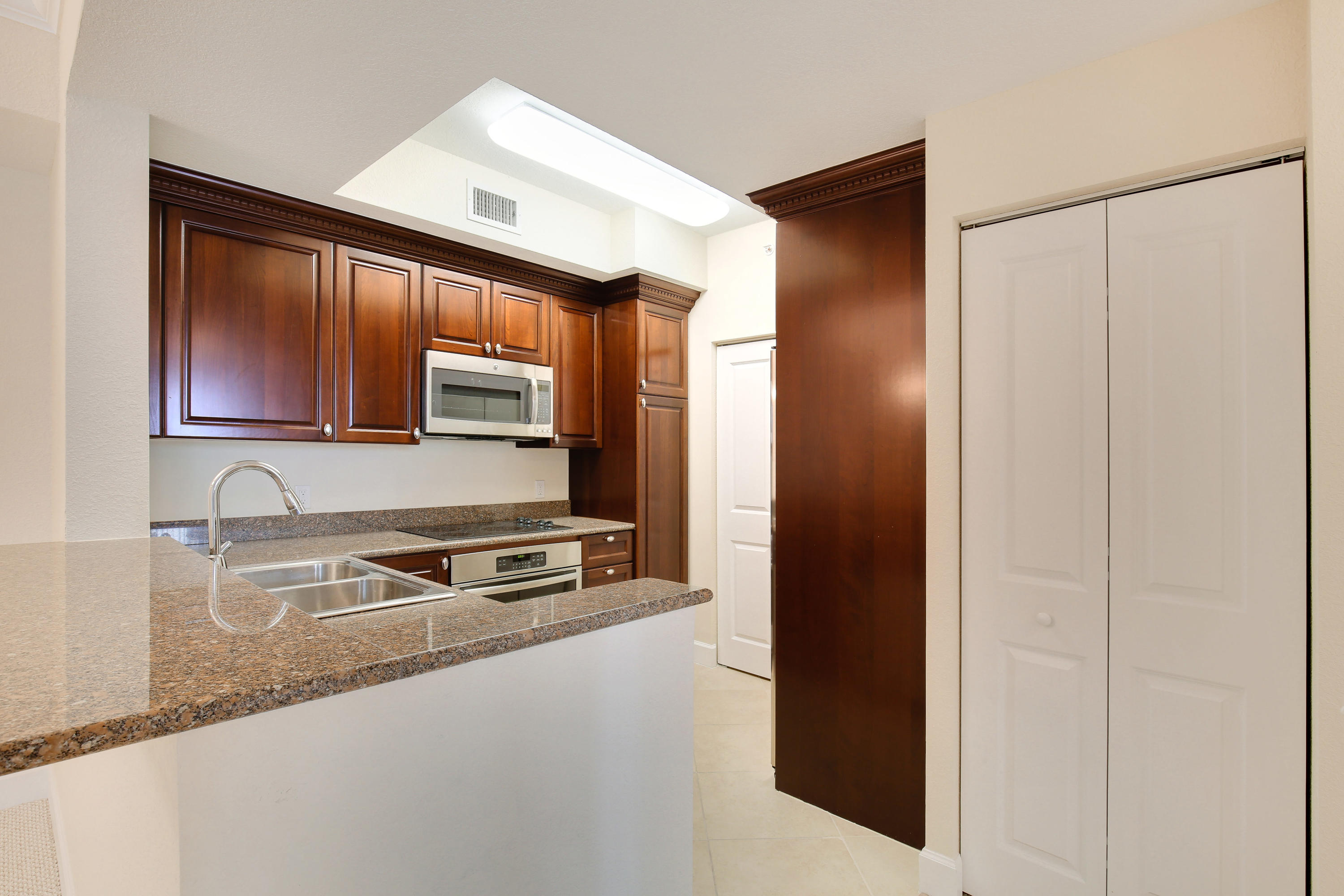 1690 Renaissance Commons Boulevard, Unit 1420 Boynton Beach, FL 33426 - Photo 5 of 22 Kitchen