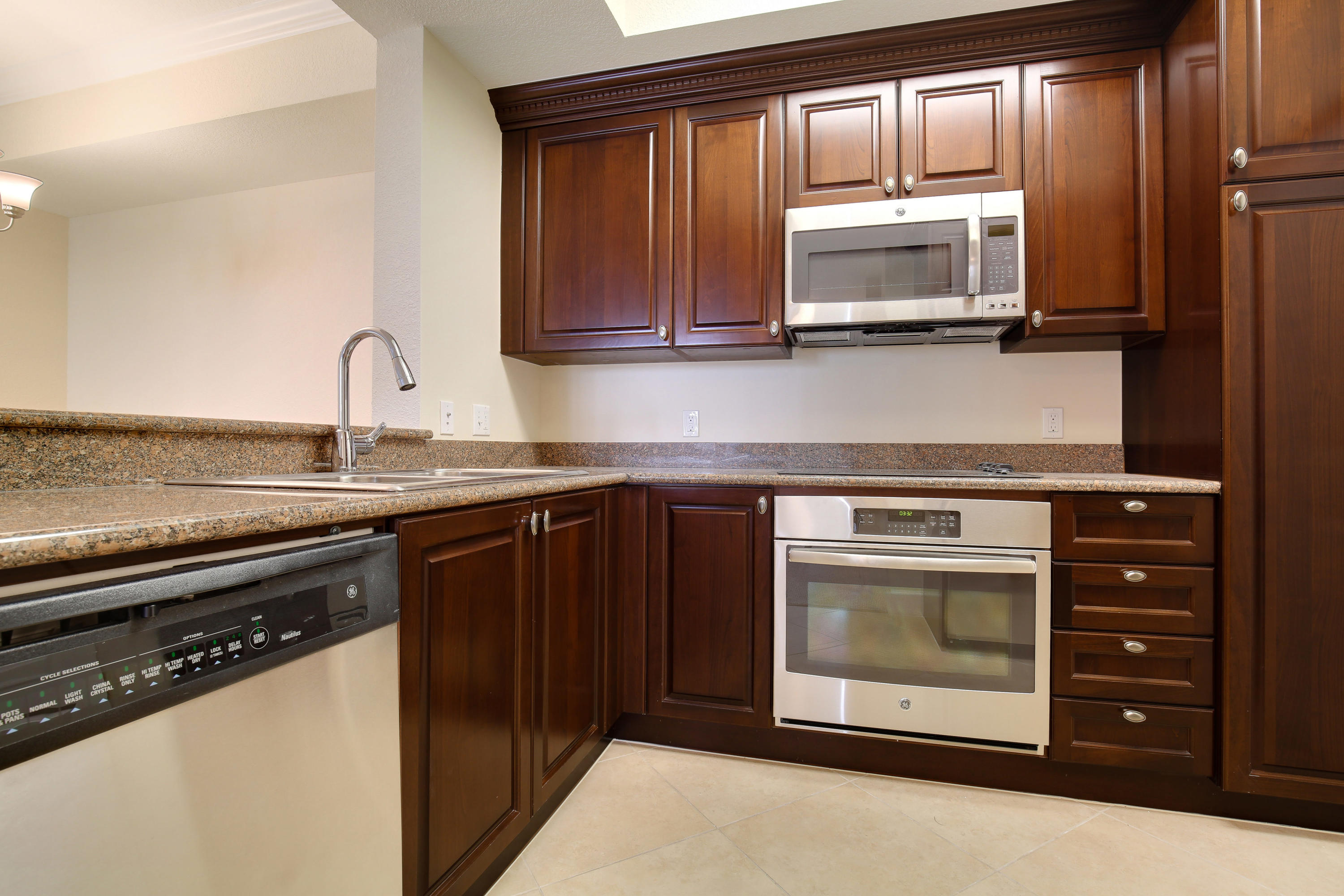 1690 Renaissance Commons Boulevard, Unit 1420 Boynton Beach, FL 33426 - Photo 6 of 22 Kitchen
