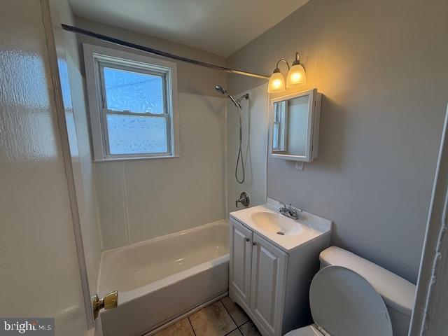 714 Columbus Court Wallingford, PA 19086 - Photo 8 of 9 a bathroom with a toilet a sink and a bathtub