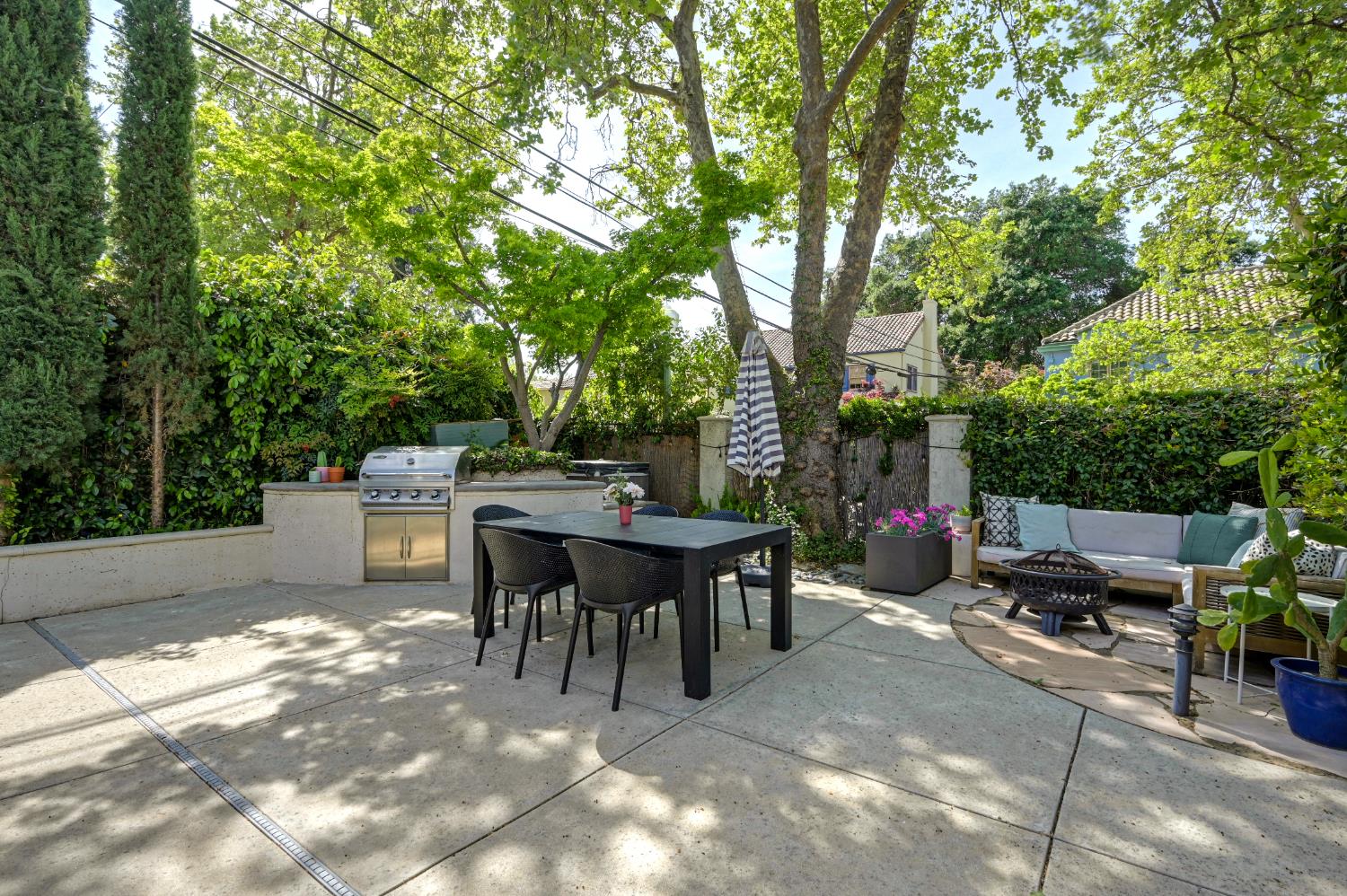 3501 Cutter Way Sacramento, CA 95818 - Photo 77 of 89 a view of a tables and chairs in a patio