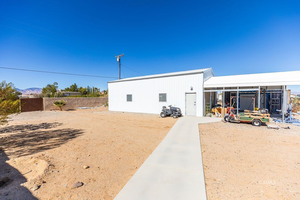1325 Dunes Street Ridgecrest, CA 93555 - Photo 46 of 50 a view of a backyard of the house