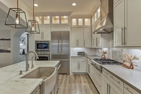 $1,075,000 | 26 Spring Basket Trail, The Woodlands, TX 77389