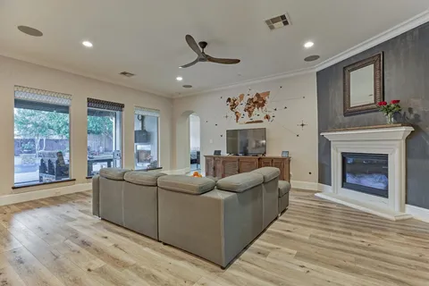 $1,075,000 | 26 Spring Basket Trail, The Woodlands, TX 77389