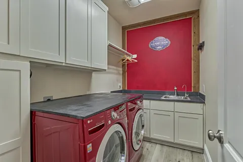 $1,075,000 | 26 Spring Basket Trail, The Woodlands, TX 77389