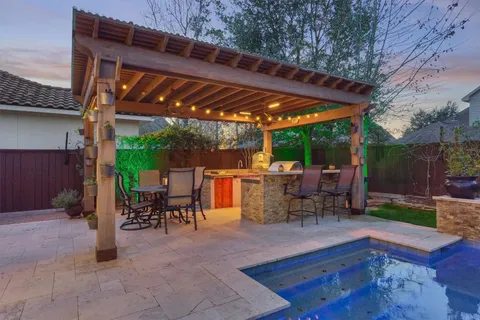 $1,075,000 | 26 Spring Basket Trail, The Woodlands, TX 77389