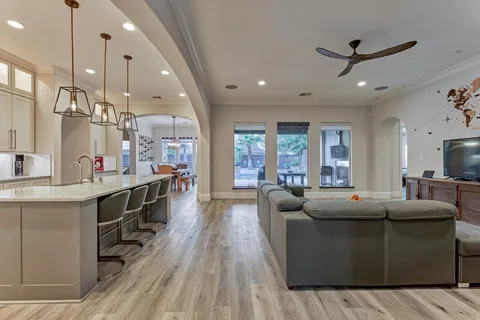 $1,075,000 | 26 Spring Basket Trail, The Woodlands, TX 77389