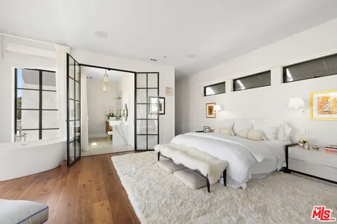 $4,299,000 | 2402 11th Street, Santa Monica, CA 90405