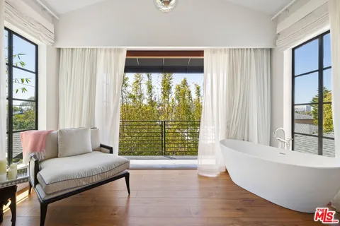 $4,299,000 | 2402 11th Street, Santa Monica, CA 90405