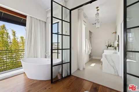 $4,299,000 | 2402 11th Street, Santa Monica, CA 90405