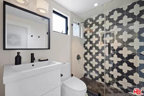 $4,299,000 | 2402 11th Street, Santa Monica, CA 90405