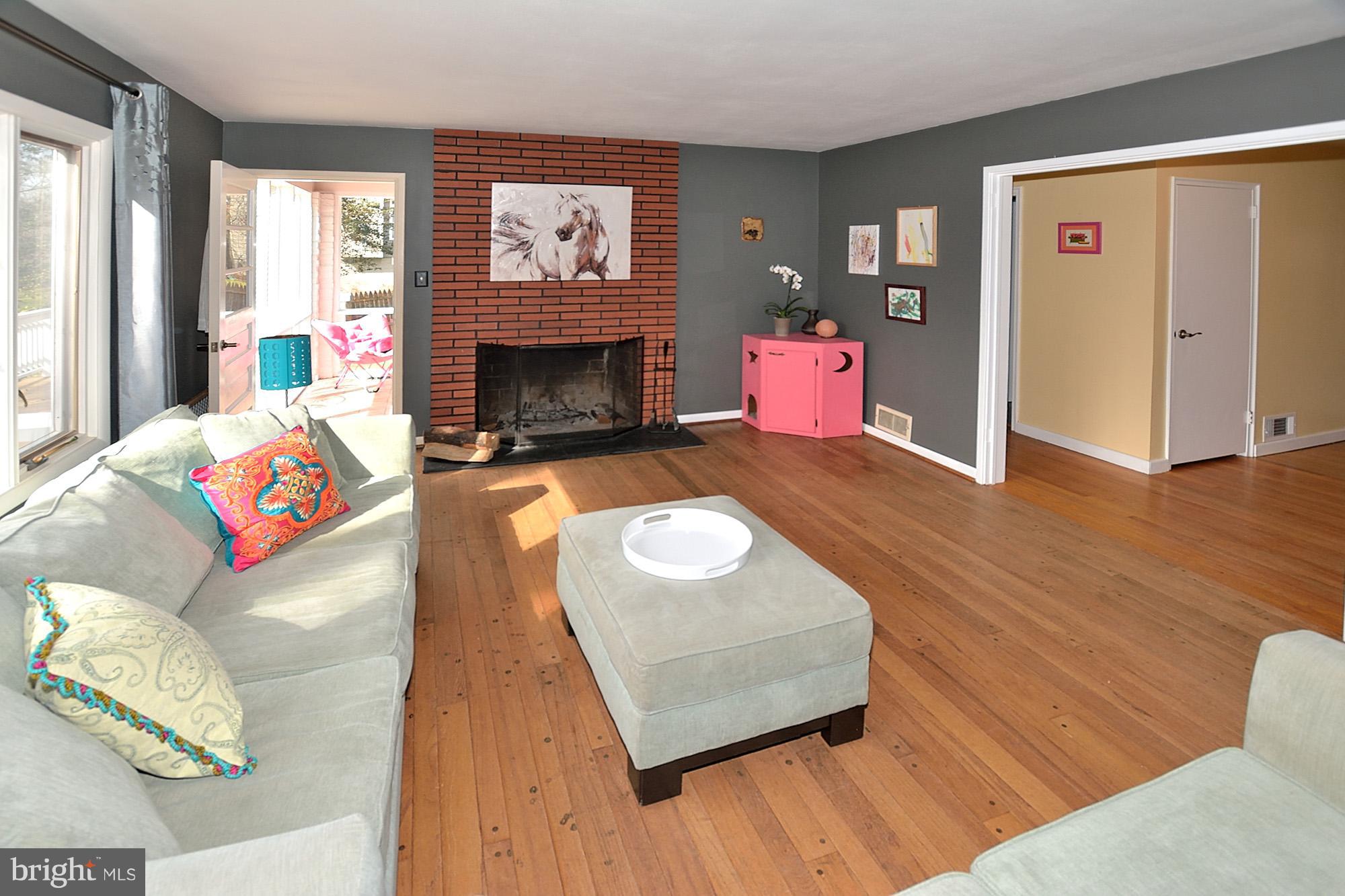 1135 Cameron Road Alexandria, VA 22308 - Photo 9 of 30 Living Room