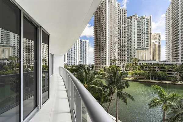 $5,200 | 495 Brickell Avenue, Unit BAY407, Miami, FL 33131