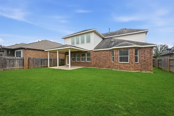 a view of a house with backyard and porch
