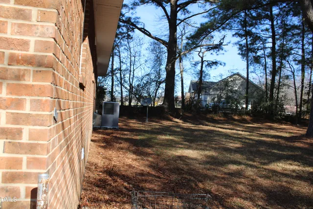 a view of a yard with a house