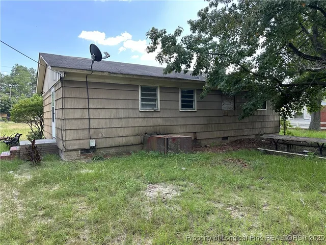 a view of a house with a backyard