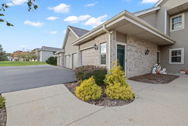 $282,500 | 18520 Emerald Circle, Unit F, Brookfield, WI 53045