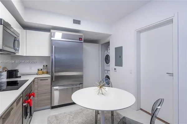 $3,000 | 1300 Brickell Bay Drive, Unit 600, Miami, FL 33131