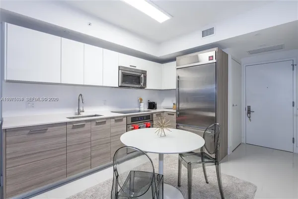 $3,000 | 1300 Brickell Bay Drive, Unit 600, Miami, FL 33131